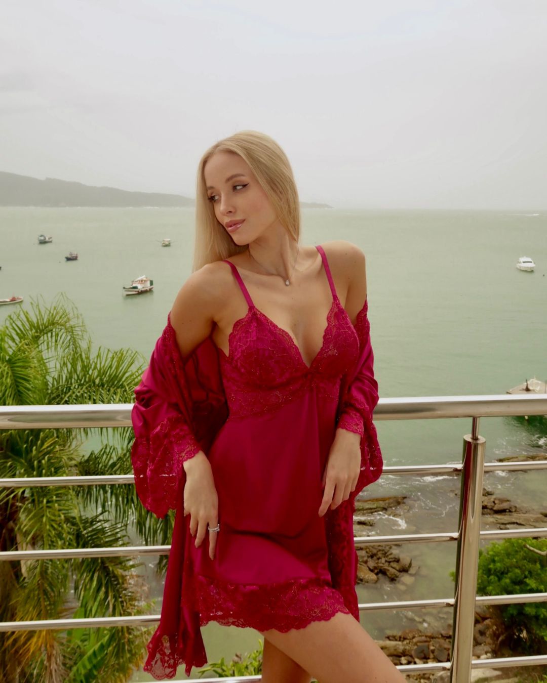 Conjunto Euphoria - Camisola, Robe e Calcinha